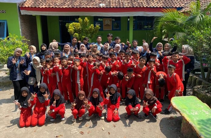 Foto bersama MAHESA UPGRIS Kelompok 4 dan siswa