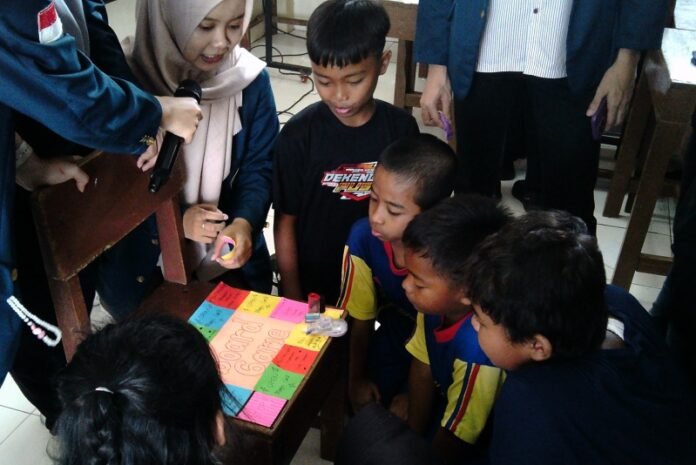 Mahasiswa KKN Undip mengajak siswa SD untuk bermain game board edukatif.