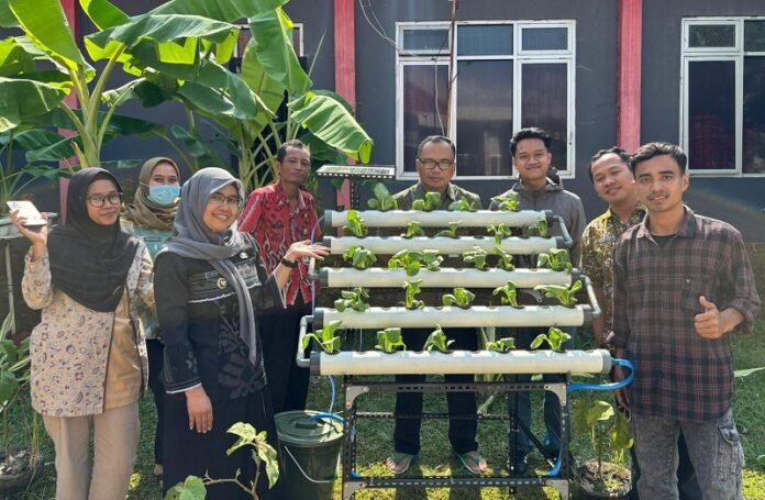 Tim KKN Undip Tematik 82 Kelompok 1 berhasil melaksanakan pemasangan instalasi hidroponik berbasis panel surya