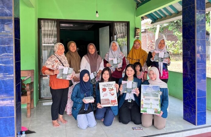 pembuatan produk olahan singkong serta edukasi legalisasi usaha bagi masyarakat RW 05 Kelurahan Mijen pada Minggu (27/7/2025).