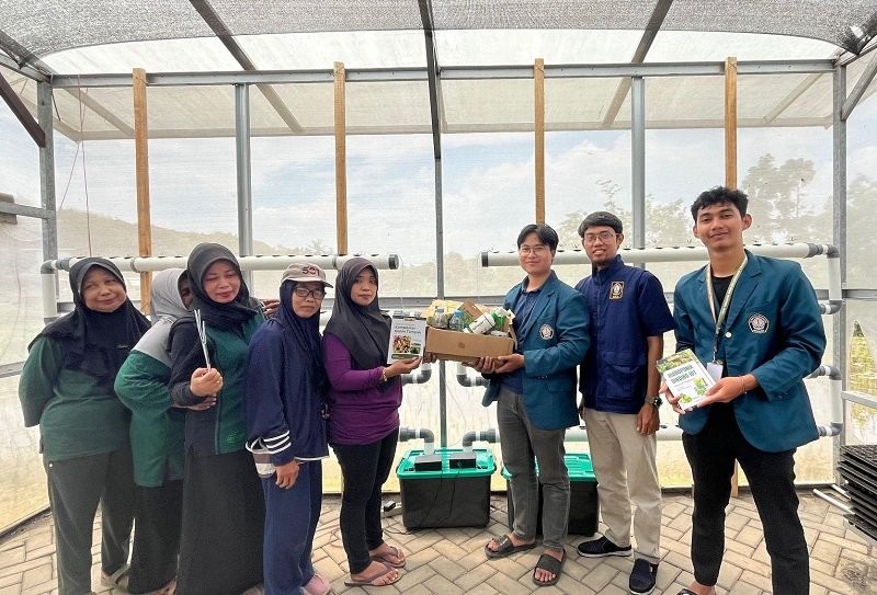 KKN Undip KKN-T UNDIP menghadirkan inovasi pertanian melalui sistem hidroponik berbasis Internet of Things (IoT) di RW 02 Kelurahan Tambangan, Kecamatan Mijen, Kota Semarang.