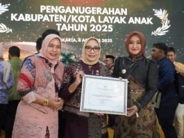 Penghargaan diserahkan langsung oleh Menteri Pemberdayaan Perempuan dan Perlindungan Anak RI
