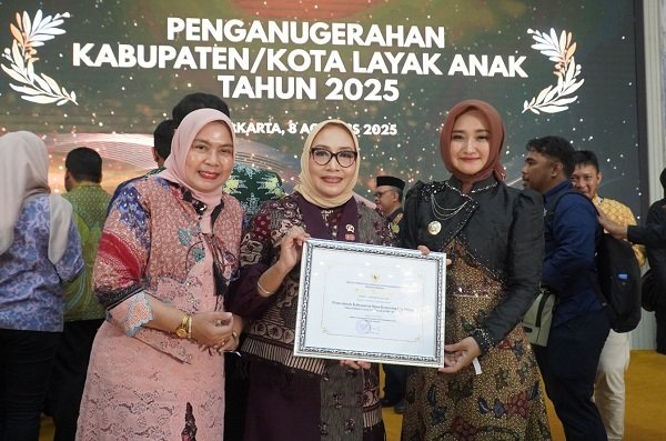 Kota Tegal Penghargaan diserahkan langsung oleh Menteri Pemberdayaan Perempuan dan Perlindungan Anak RI