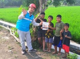Petugas PLN UP3 Semarang melakukan sosialisasi kepada anak-anak