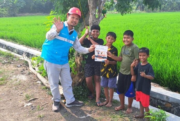 Petugas PLN UP3 Semarang melakukan sosialisasi kepada anak-anak