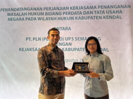 Manager PLN UP3 Semarang Ricki Yakop menyerahkan cindera mata