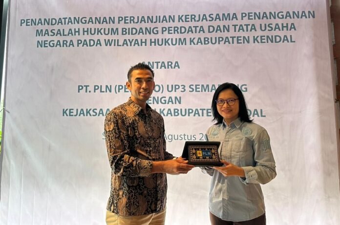 Manager PLN UP3 Semarang Ricki Yakop menyerahkan cindera mata