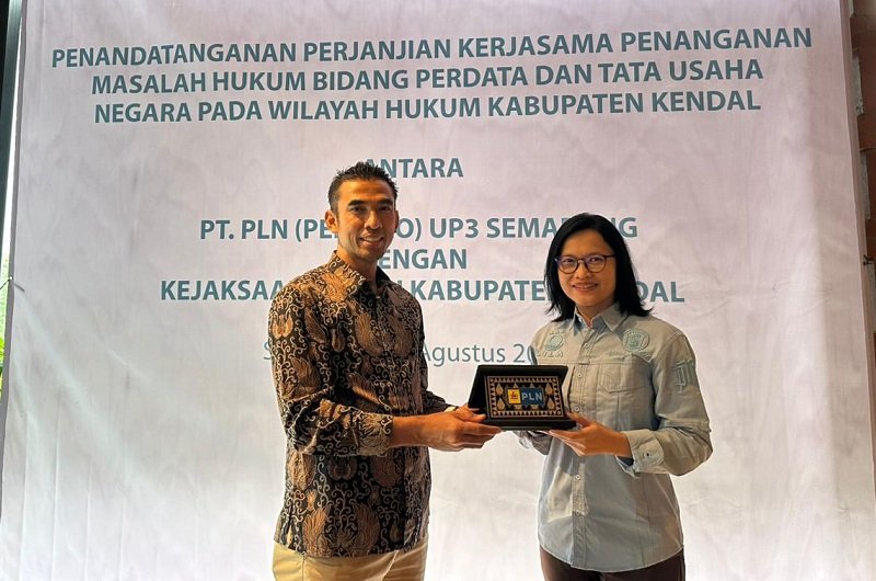 PLN UP3 Semarang Manager PLN UP3 Semarang Ricki Yakop menyerahkan cindera mata