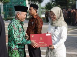 Pemberian Tanda Kehormatan Satyalencana Karya. (Foto : Dok UIN Walisongo)