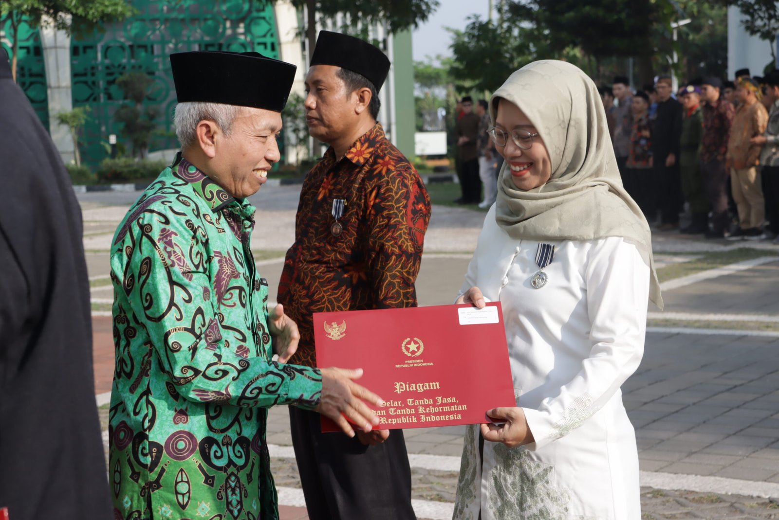 PNS UIN Pemberian Tanda Kehormatan Satyalencana Karya. (Foto : Dok UIN Walisongo)