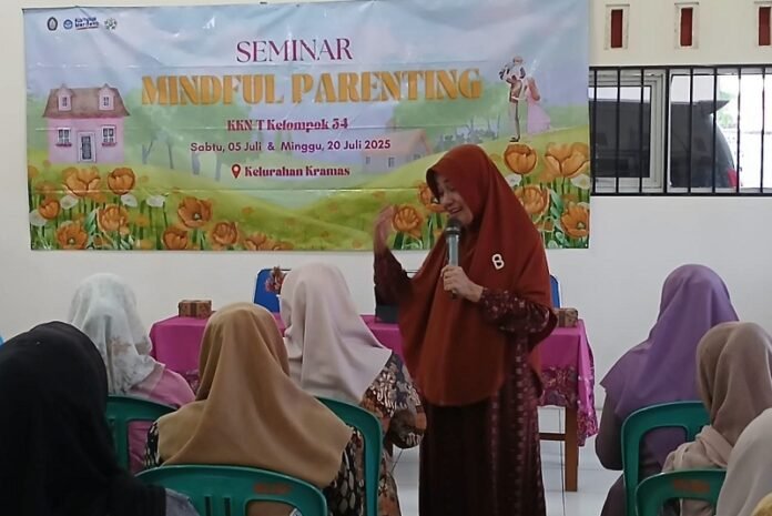 Salah satu narasumber saat memberikan materi seminar parenting bertema