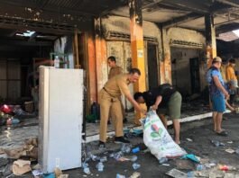 Puing usai kebakaran toko di Kecamatan Mranggen, Demak. (Foto: Sam)