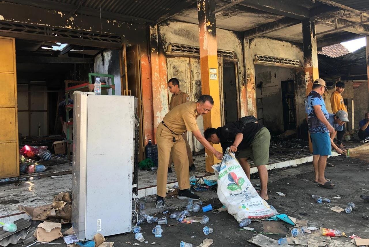 Pemdes Mranggen Puing usai kebakaran toko di Kecamatan Mranggen, Demak. (Foto: Sam)