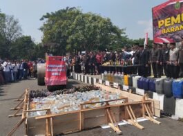 Bupati Karanganyar Rober Christanto, Wakil Bupati Adhe Eliana serta jajaran Forkompimda, melakukan pemusanahan terhadap miras di alun-alun setempat.