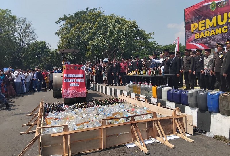 Pemusnahan Barang Bukti Bupati Karanganyar Rober Christanto, Wakil Bupati Adhe Eliana serta jajaran Forkompimda, melakukan pemusanahan terhadap miras di alun-alun setempat.