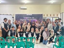 Foto bersama Tim KKN Undip bersama narasumber dan peserta pelatihan digital marketing