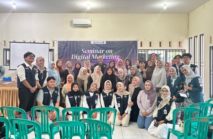 Foto bersama Tim KKN Undip bersama narasumber dan peserta pelatihan digital marketing