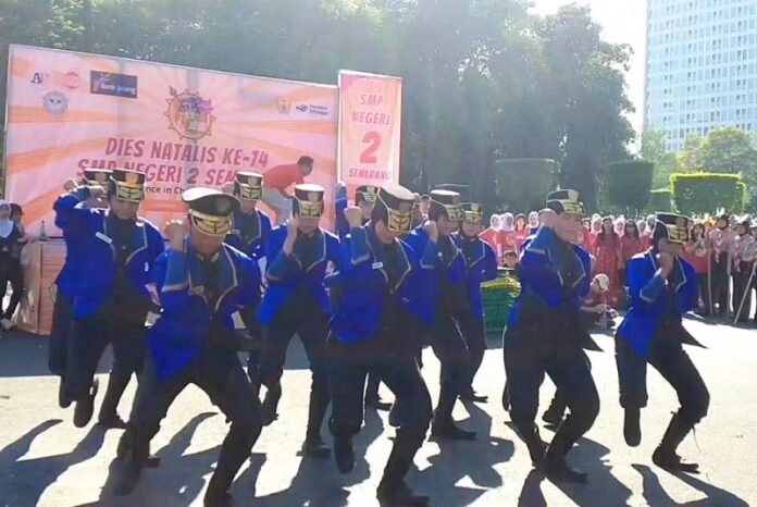 Para siswa SMPN 2 Semarang tampil di CFD Simpanglima Semarang