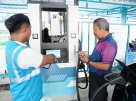 Pengguna mobil listrik dipandu petugas PLN