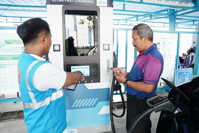 Pengguna mobil listrik dipandu petugas PLN