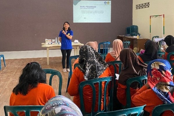 Pelatihan Pembuatan MP-ASI Pangan Fungsional Berbasis Pangan Lokal (Bubur Tempe dan Healthy Jus) oleh Ibu Oktavina Permatasari, S.Si.M.Gizi (Dosen Prodi Gizi STIKes Elisabeth Semarang) dibantu oleh Mahasiswa dari Prodi Gizi