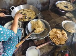 UMKM yang memproduksi aneka camilan khas, terutama peyek dan keripik.
