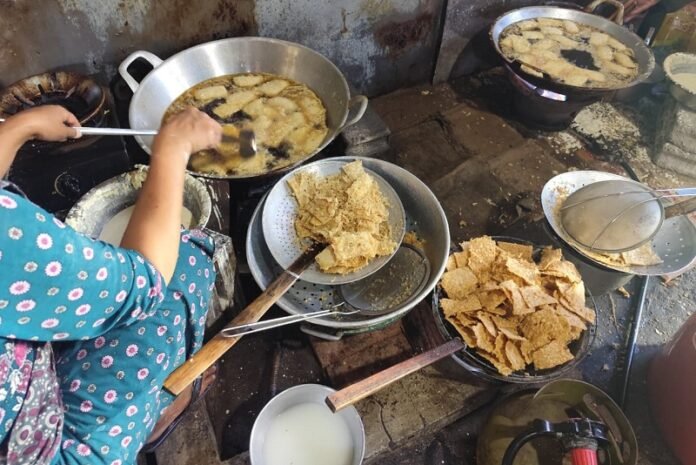 UMKM yang memproduksi aneka camilan khas, terutama peyek dan keripik.