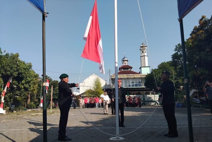 Para purnawirawan TNI menjadi petugas upacara HUT ke 80 Kemerdekaan RI.