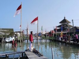Warga Dukuh Timbulsloko, Demak, tetap khidmat menggelar upacara 17 Agustus di tengah genangan rob sebagai wujud cinta tanah air dan perjuangan mempertahankan ruang hidup