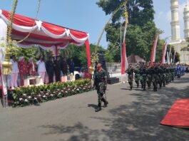 Defile peserta upacara mengakhiri peringatan HUT ke 80 Kemerdekaan RI