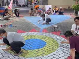 Warga Kecamatan Ngaliyan mengecat jalan. (Foto : Dok Pemkot Semarang)