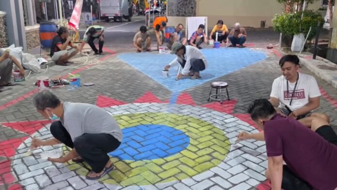 Warga Kecamatan Ngaliyan mengecat jalan. (Foto : Dok Pemkot Semarang)