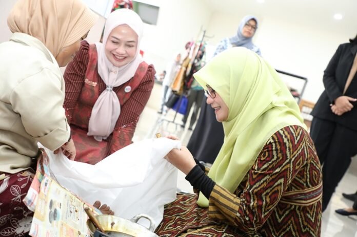 Ketua Dekranasda Jateng Nawal Arafah Yasin ketika di Galeri IKM Kota Magelang