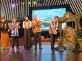 Sekda Jateng Sumarno dan Menteri Kebudayaan Fadli Zon ketika membuka Pasar Raya 2025