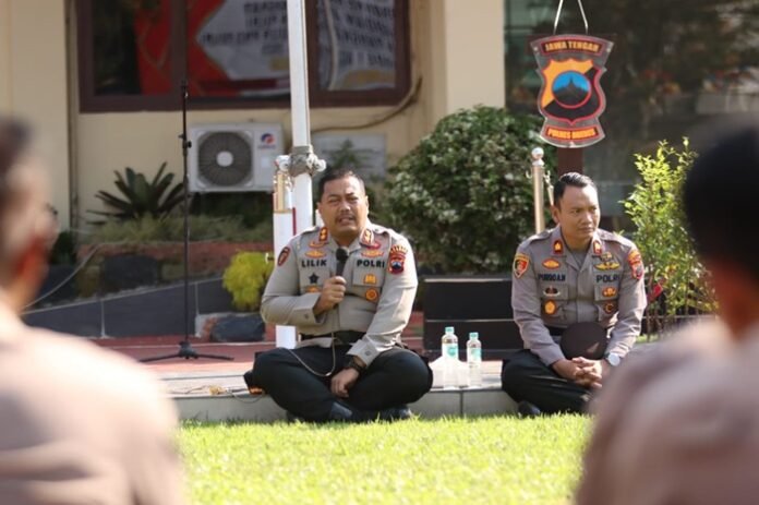 Kapolres Brebes ketika apel lesehan