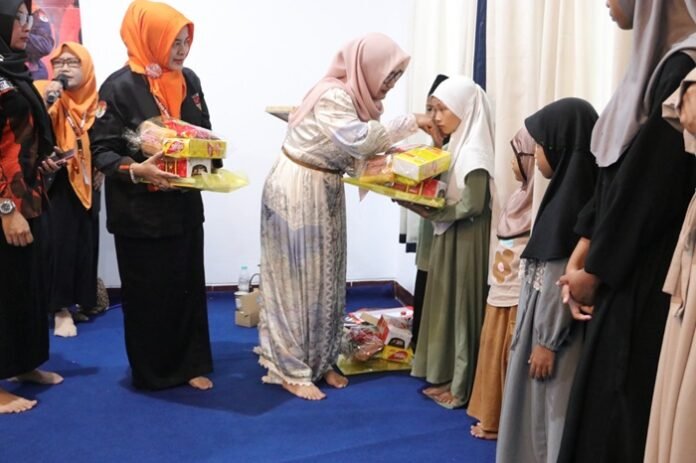 Wakil Wali Kota Tegal dan Srikandi Pemuda Pancasila ketika santuni anak yatim
