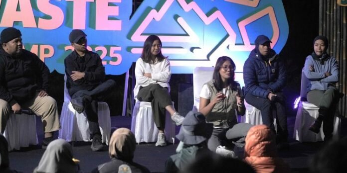Salah satu influencer berikan contoh teknik packing di Zero Waste Adventure Camp (ZWAC) 2025.