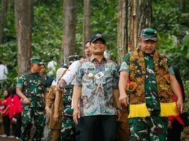 Gubernur Jateng Ahmad Luthfi dan KSAD Jenderal TNI Maruli Simanjuntak ketika peresmian sistem pengairan pertanian di Brebes