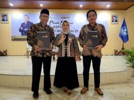 Rektor UPS Prof.Dr. Taufiqulloh, MHum (kanan)