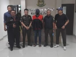 Dono Raharja (tengah rompi merah) ditetapkan sebagai tersangka dalam perkara dugaan tindak pidana korupsi penyalahgunaan aset desa, pada Desa Jaten, Kecamatan Jaten Kabupaten Karanganyar.