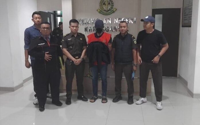 Dono Raharja (tengah rompi merah) ditetapkan sebagai tersangka dalam perkara dugaan tindak pidana korupsi penyalahgunaan aset desa, pada Desa Jaten, Kecamatan Jaten Kabupaten Karanganyar.