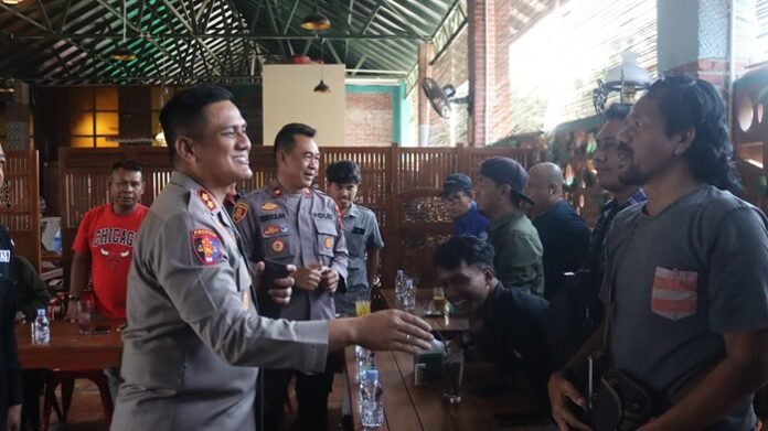 Kapolres Pemalang saat bersalaman dengan wartawan