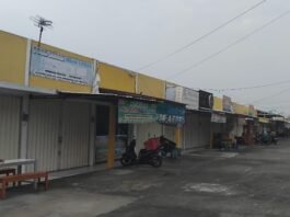 Pedagang lakukan jual beli di kios yang disita Kejari Karanganyar