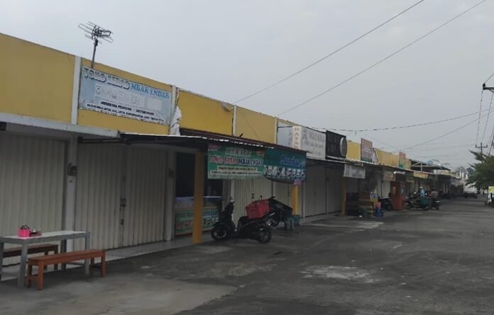 Pedagang lakukan jual beli di kios yang disita Kejari Karanganyar