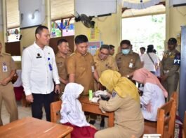Bupati Tegal Ischak Maulana Rohman memantau langsung jalannya pemeriksaan kesehatan.