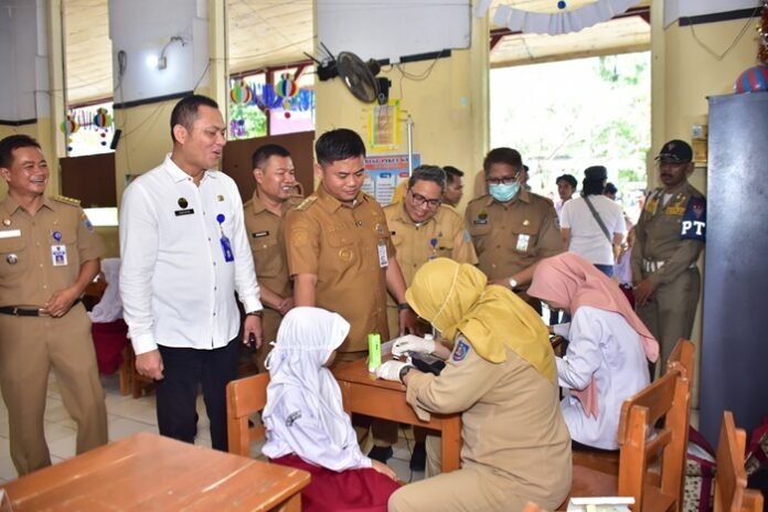 Bupati Tegal Ischak Maulana Rohman memantau langsung jalannya pemeriksaan kesehatan.