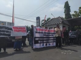 Dengan membawa poster dan spanduk elemen masyarakat mendatangi Kejari Karanganyar
