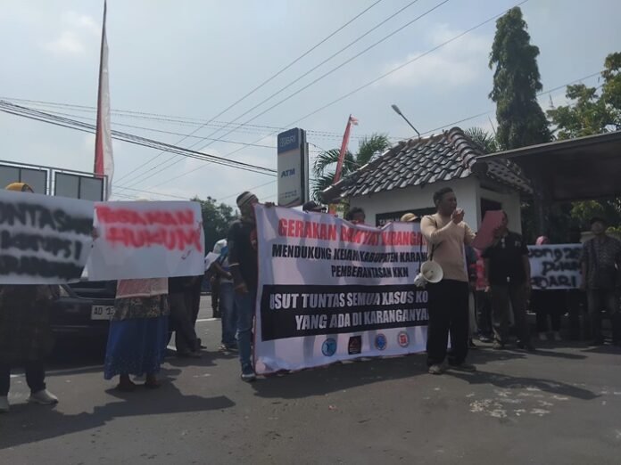 Dengan membawa poster dan spanduk elemen masyarakat mendatangi Kejari Karanganyar