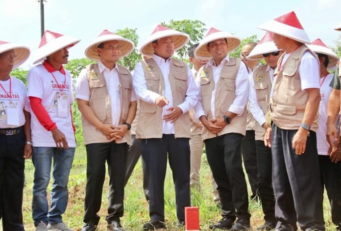 Menteri ATR/BPN Nusron Wahid dan Gubernur Jateng Ahmad Luthfi saat menghadiri pencanangan Gerakan Bersama Pemasangan Tanda Batas (Gemapatas) 2025 di Purworejo