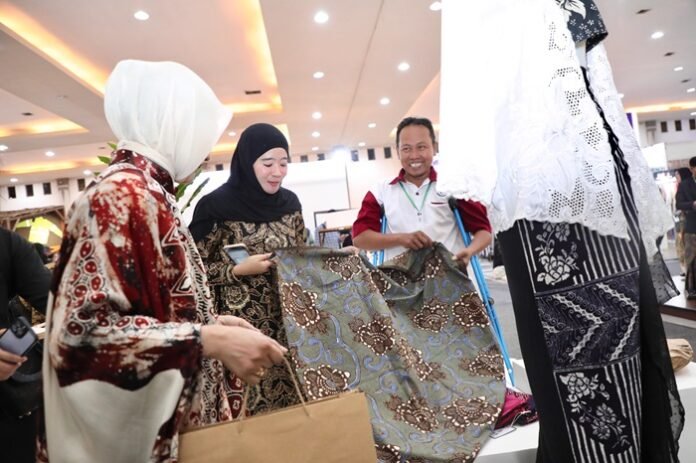 Ketua Dekranasda Jateng Nawal Arafah Yasin di Jogja Fashion Week 2025 di Yogyakarta.